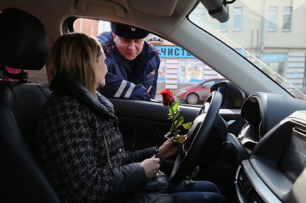 ロシアの警官、国際女性デーに女性運転手へ素敵な贈り物　しかし厳しい現実も...