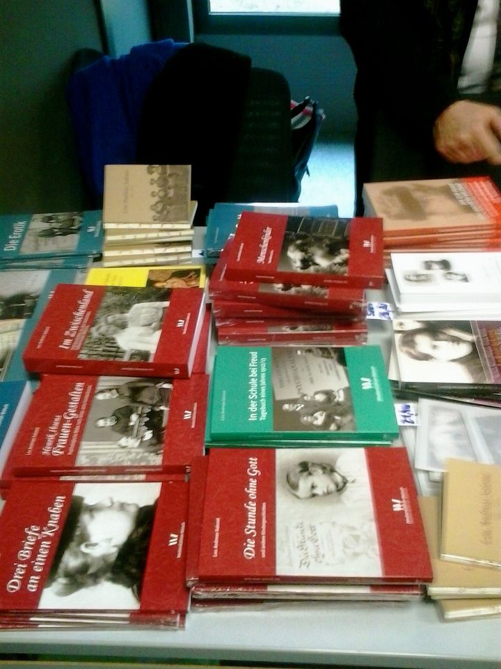 The growing trade of Salomé literature, in three languages was in evidence at Strasbourg, courtesy of Ursula Welsch, director of Median Edition Welsch.