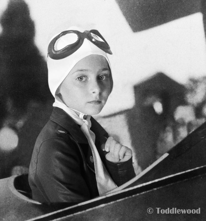 Kristen as Amelia Earhart 