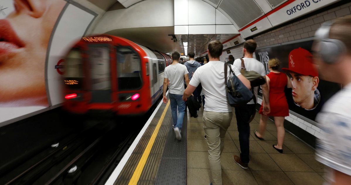 Worse tube. Экология лондонского метро. Лондонские метро Central line. Лондонское метро уборщики. Спартанцы в метро Лондона.