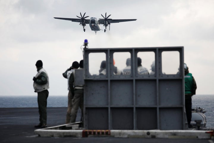 A U.S. C-2 Greyhound approaches the deck of U.S. aircraft carrier USS Carl Vinson. 