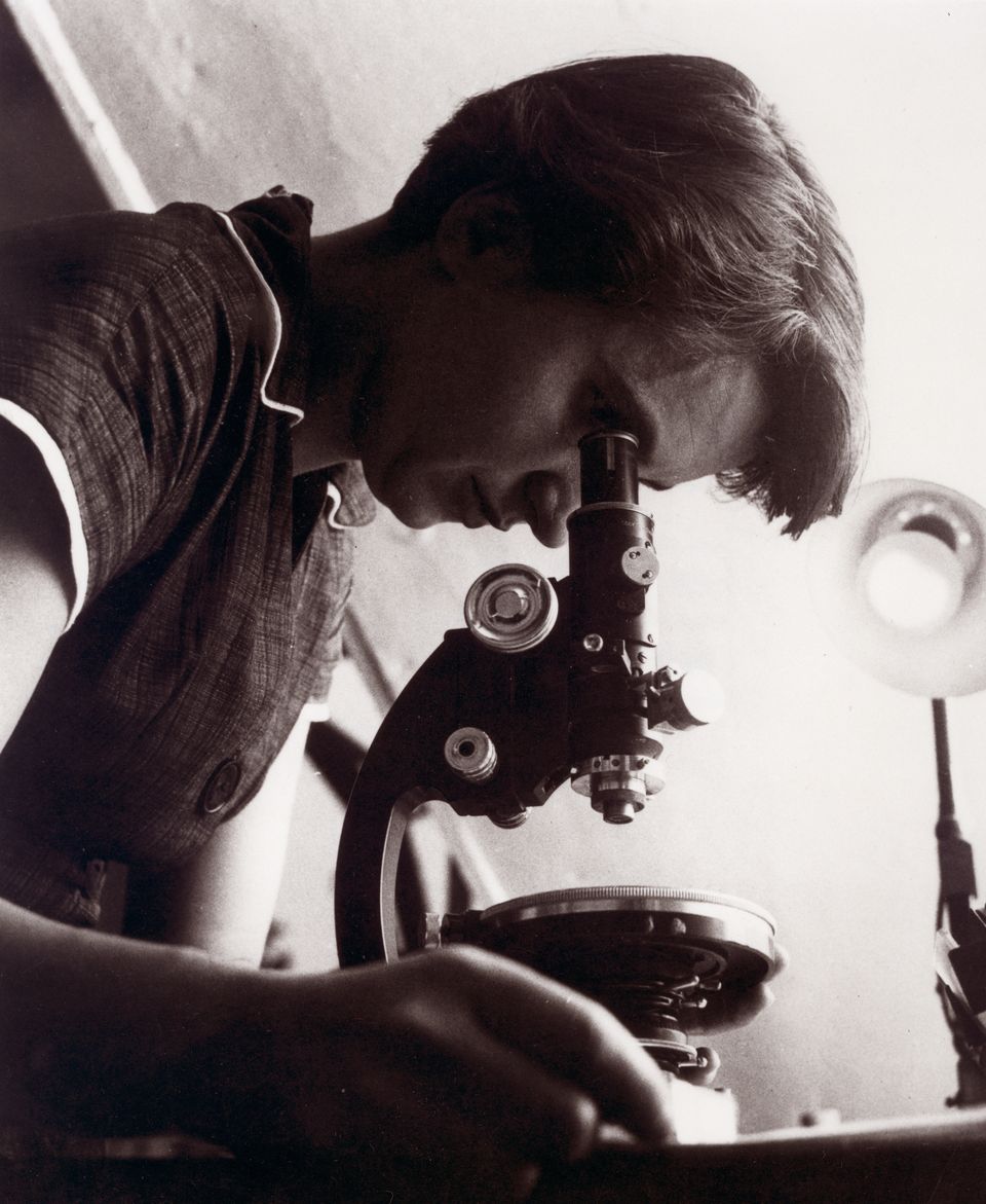 1951: Rosalind Franklin played a big role in discovering the double-helix.