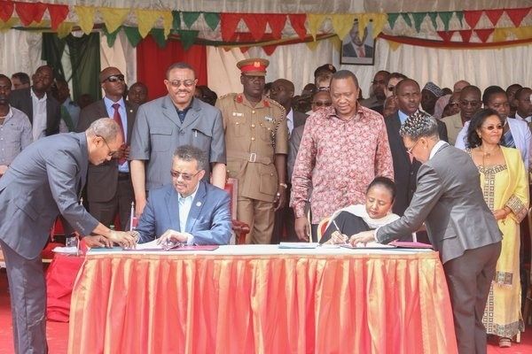 President Uhuru Kenyatta and Ethiopian Prime Minister Hailemariam Desalegn witness as former Foreign Minister Ethiopia, Tedros Adhanom and Foreign Minister Kenya, Amb Amina Mohamed sign an MOU to create jobs, reduce poverty and foster trade in their restive borderlands, where conflict had intensified in recent years. 