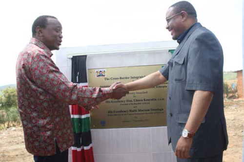 <em>President Kenyatta of Kenya and Prime Minister Hailemariam Desalegn lay the foundation for the Kenya-Ethiopia cross bord
