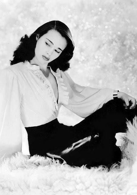 Gloria Vanderbilt <a rel="nofollow" href="https://www.visual-therapy.com/" target="_blank">www.visual-therapy.com</a>