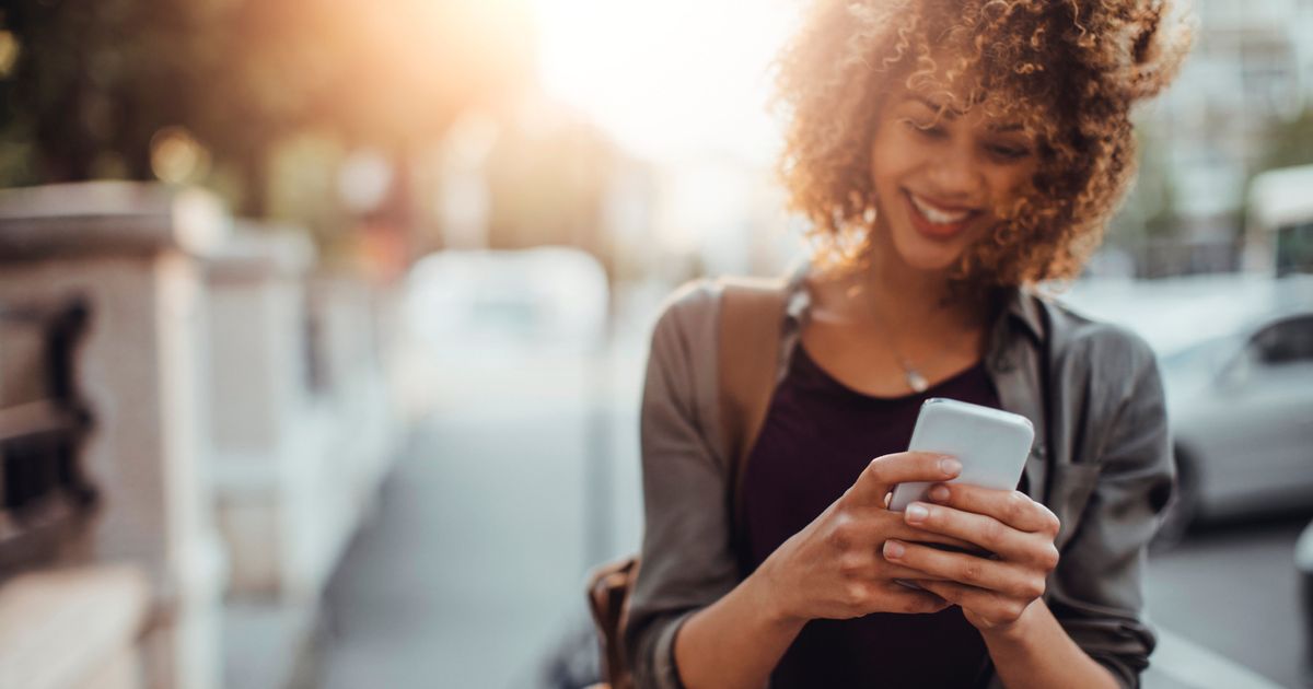 Taking black. Девушка в кафе. Lady with Phone. Woman with smartphone. Black woman with smartphone.