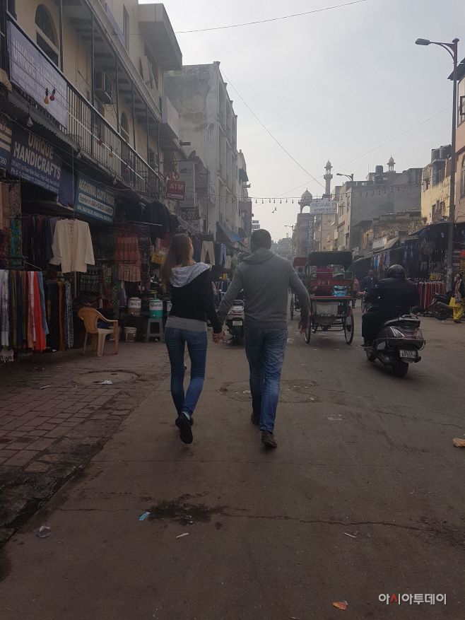 Foreign tourists are on the way in Paharganj, New Delhi, India./ Photographed by Jeong In-seo