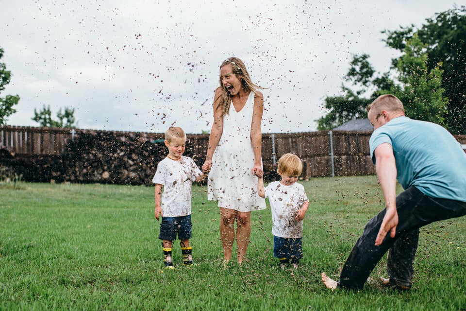 Pregnant Woman Poses With 20,000 Live Bees For Crazy Maternity