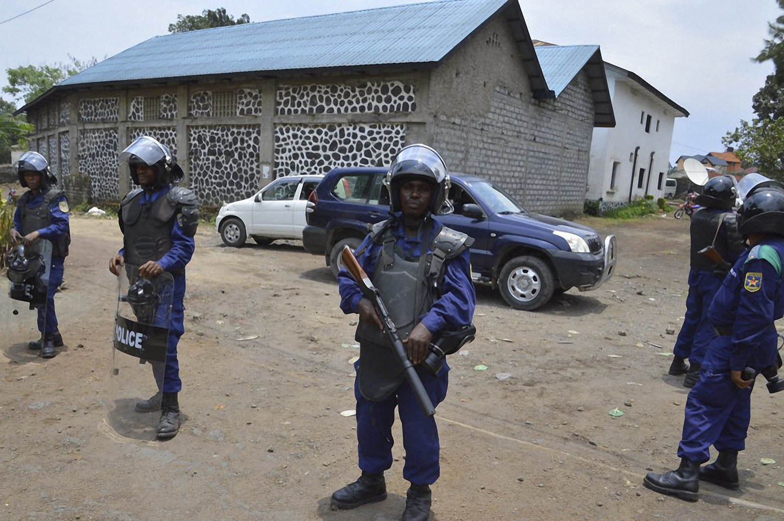 Militia Fighters Decapitate 40 Police Officers In Congo | HuffPost