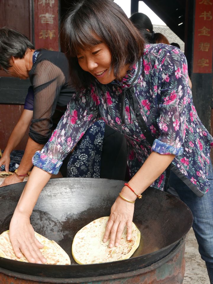 Cooking wheat cakes on the street.