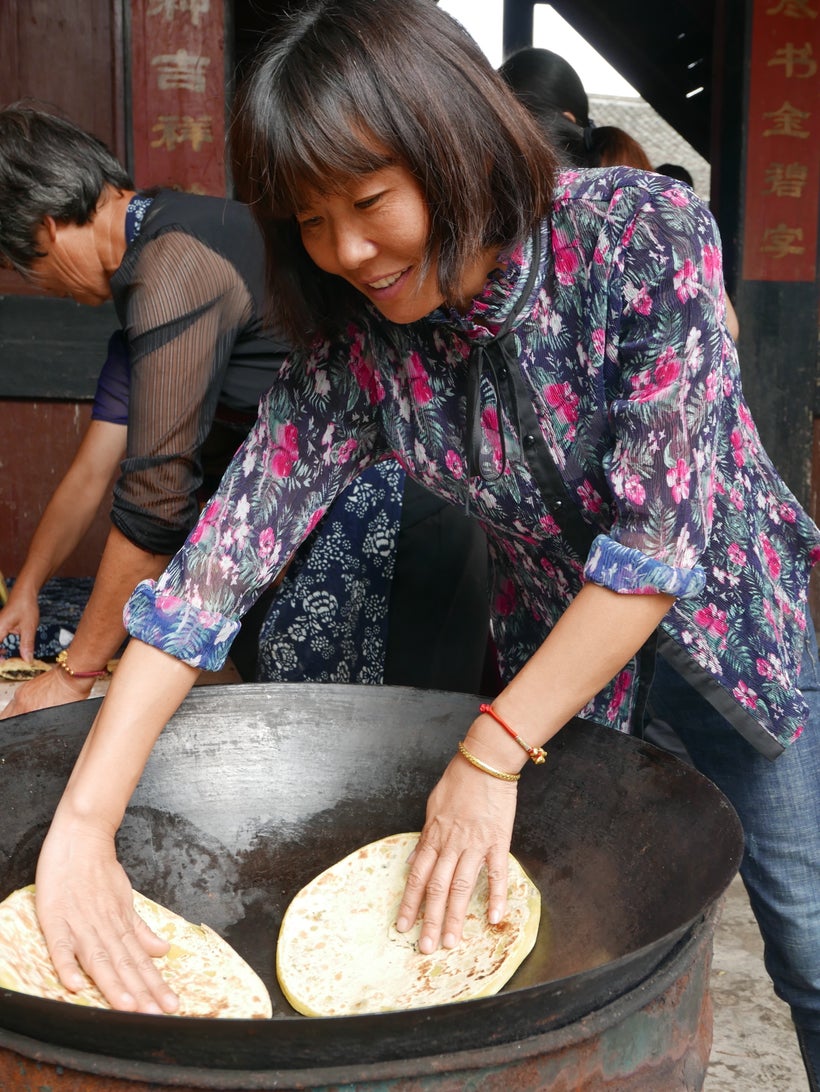 <strong>Cooking wheat cakes on the street.</strong>