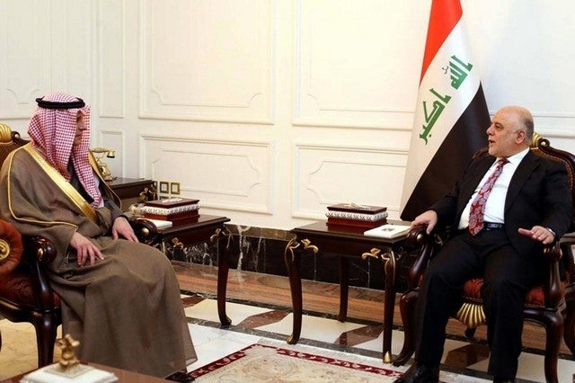 Saudi foreign minister Adel Al Jubeir (L) meets with Iraqi prime minister Haider Al Abadi in Baghdad on February 25, 2017. EP