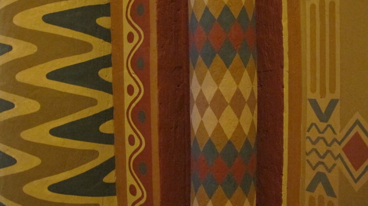 <p>A wall and a pillar. </p>