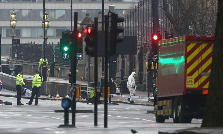 Forensics investigators and police officers work at the site near Westminster Bridge the morning after an attack by a man driving a car and wielding a knife left five people dead and dozens injured, in London, Britain, March 23, 2017. (REUTERS/Neil Hall)