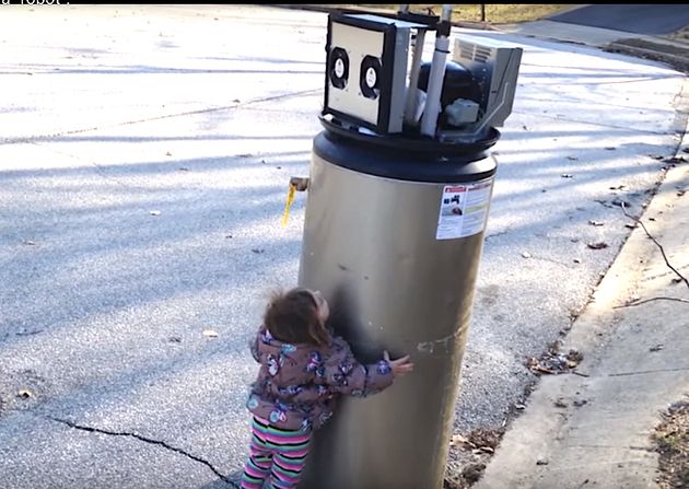 ロボットさん だいすき 温水器を勘違いした少女の可愛すぎるハグ 動画 ハフポスト