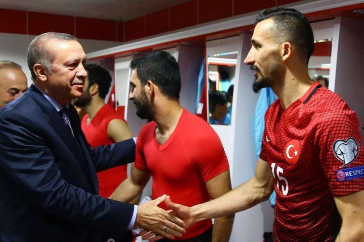 <p>Erdogan congratulates players</p>