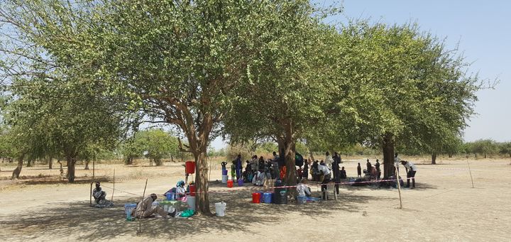 To keep a low profile and leave quickly in case the situation deteriorates, this mobile medical team stays in the open air under a tree.
