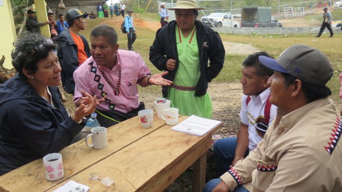 Sr. Edia “Hermana Tita” López holds an impromptu strategy session with members of the Coordinating Committee for the Defense of the Natural Resources and the Rights of the Ngäbe-Buglé People at the 20th anniversary celebration of the comarca in Llano Tugrí. (Tracy L. Barnett)