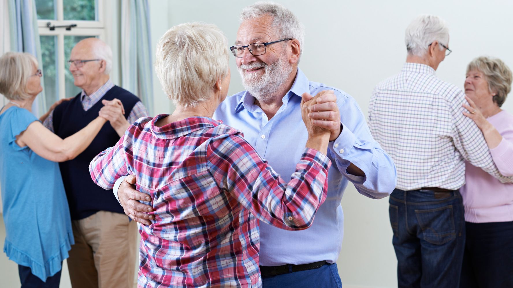 Пенсионеры танцуют. Дискотека для пожилых людей. Дом престарелых танцуют. Фото танцующих пожилых людей.
