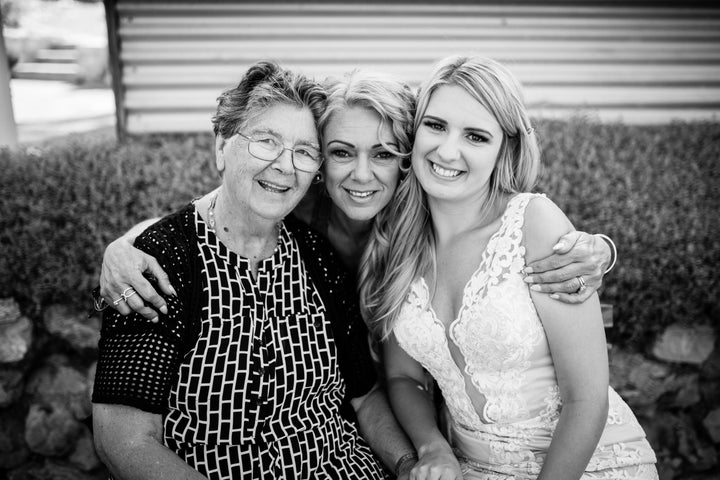 <p><a rel="nofollow" href="https://www.facebook.com/JewelChenowethPhotography/" target="_blank">facebook.com/JewelChenowethPhotography/</a></p>