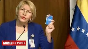 Attorney General Luisa Ortega Diaz, holding the Venezuelan Constitution, denounced the Supreme Court rulings as a “rupture of the constitutional order”