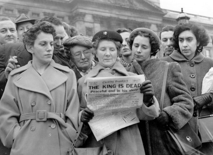 Crowds outside Buckingham Palace in 1952, reading the news that King George VI had died.