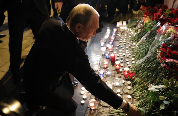 <strong>Russia's President Vladimir Putin lays flowers in memory of the St Petersburg Metro explosion victims at Tekhnologichesky Institut station</strong>