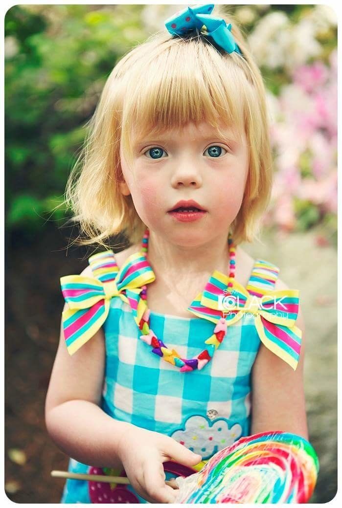 How does an autistic girl look like?