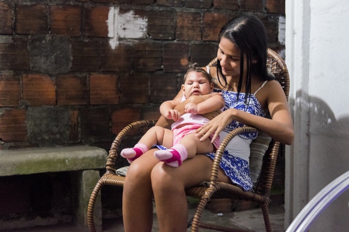 A tender moment between a mother and her new born baby with microcephaly.<strong> Photo credit: © Bruno Abarca | ISGlobal </s