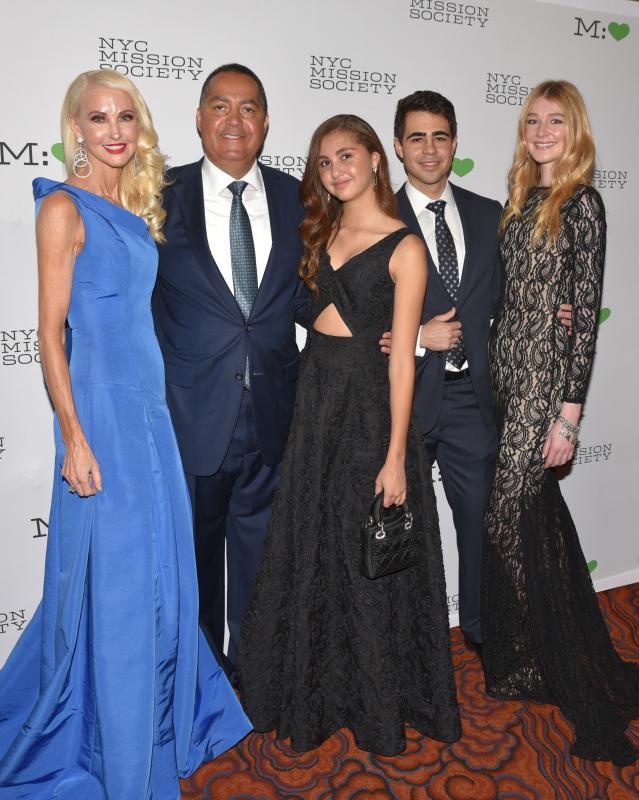 <p> Katrina Peebles, Don Peebles, Chloe Peebles, Don Peebles III, Sarah Pauley </p>