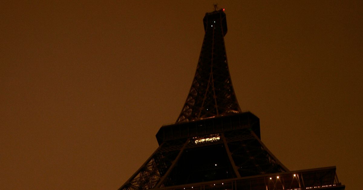 Eiffel Tower Goes Dark To Mourn Victims Of Stockholm Attack Huffpost The Worldpost