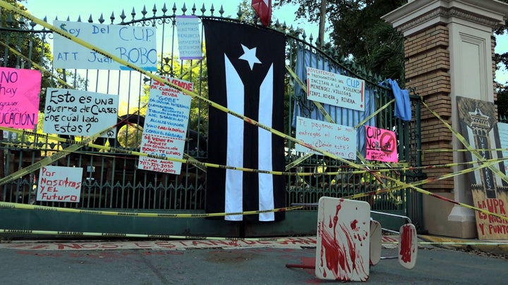 Río Piedras campus main entrance blocked with barricades accompanied by artwork (April 3, 2017).