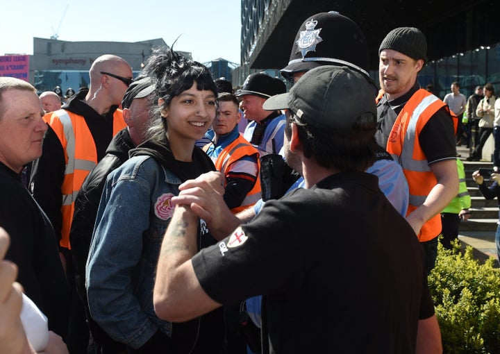 <strong>A second picture of the confrontation.</strong>