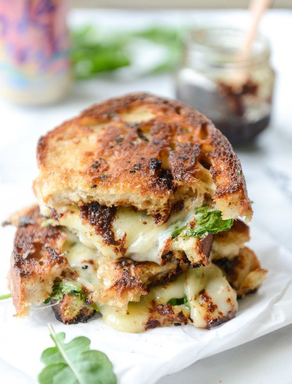 <strong>Get the <a href="http://www.howsweeteats.com/2015/07/havarti-and-arugula-grilled-cheese-with-smoky-bacon-jam-and-trip