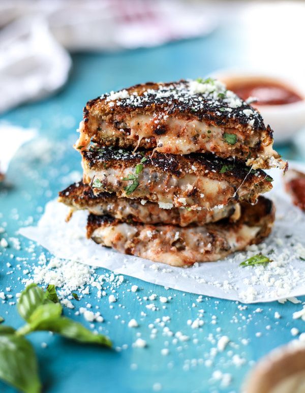 <strong>Get the <a href="http://www.howsweeteats.com/2016/11/eggplant-parm-grilled-cheese/" target="_blank">Eggplant Parmesan