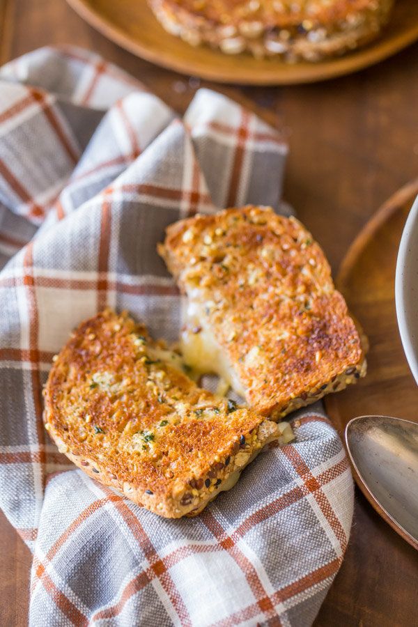 <strong>Get the <a href="http://lovelylittlekitchen.com/homemade-tomato-soup-with-garlic-bread-toasted-cheese-sandwiches/" ta