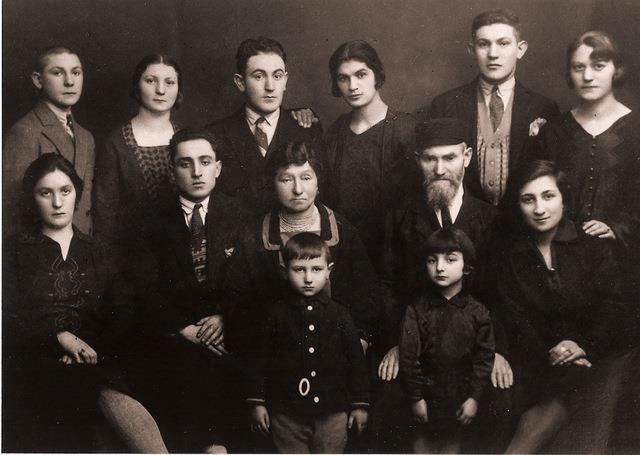 Anna Diamond’s family in Radom, Poland in the 1930’s.