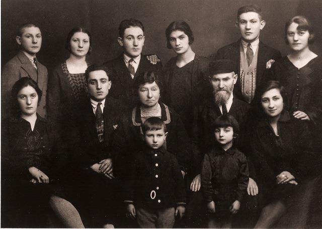 Anna Diamond’s family in Radom, Poland in the 1930’s. 