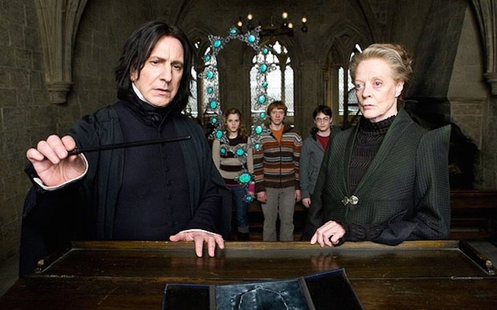 In einem Schnappschuss von A "Harry Potter" In dem Film spielt Alan Rickman Professor Snape und Smith Professor McGonagall an der Seite von Emma Watson, Rupert Grint und Daniel Radcliffe (als Hermine, Ron und Harry). 