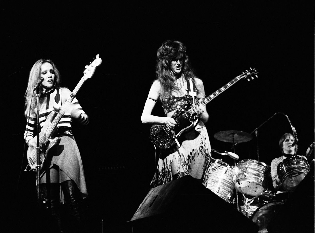 Jean Millington (L) and Patti Quatro perform during a Fanny show in 1974.