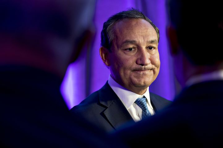 United Airlines CEO Oscar Munoz has apologised for the way David Dao was removed from the carrier 
