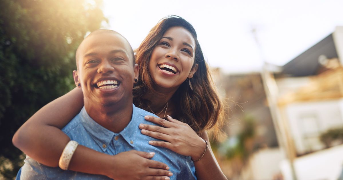 Love us giving. Межрасовые мужчина и женщина улыбаются. Счастливая семья. Happy Black couple. Black people Happy.