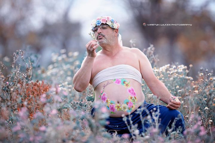 A Spanish dad gave traditional maternity photos a hilarious spin with his own photo shoot.