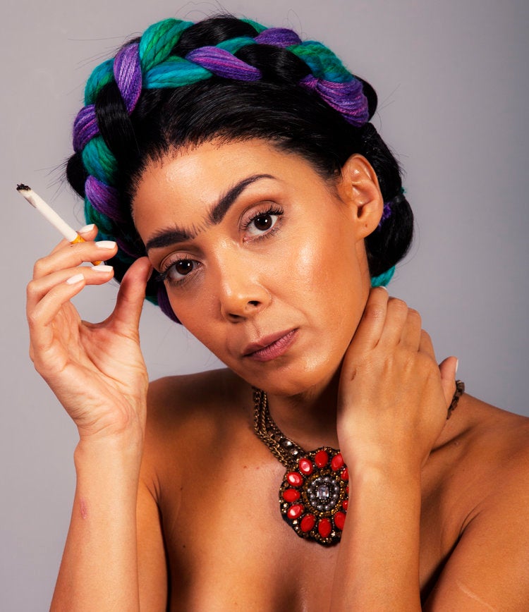 Andrea Dantas as Frida Kahlo. 