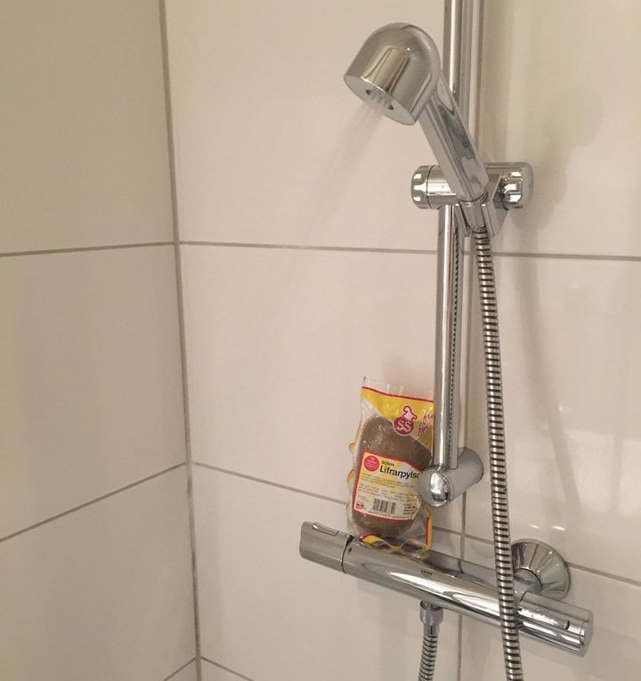 Lifrarpylsa in the shower