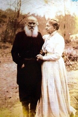 Last photograph taken of Tolstoy with his wife Sonya