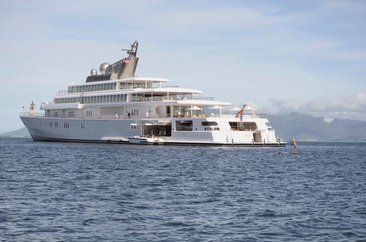 The Obamas, Springsteens, Tom Hanks, Rita Wilson and Oprah spent two hours aboard David Geffen's Rising Sun before the Obamas left Tahiti, Getty Images reports. 