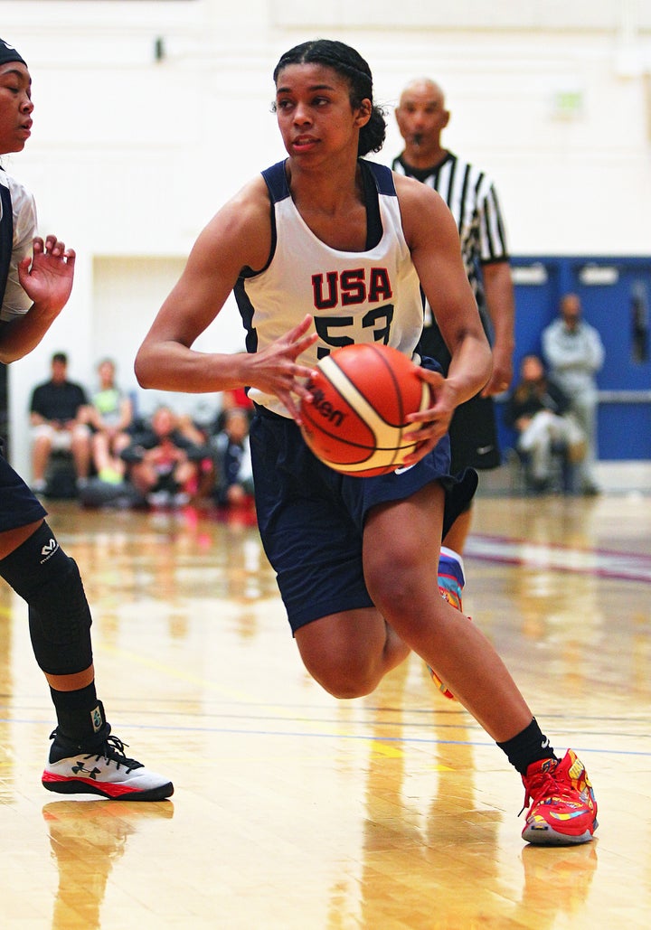 Evina Westbrook le dice a HuffPost: "Lo principal es que si no obtuve buenas calificaciones, no podría jugar".