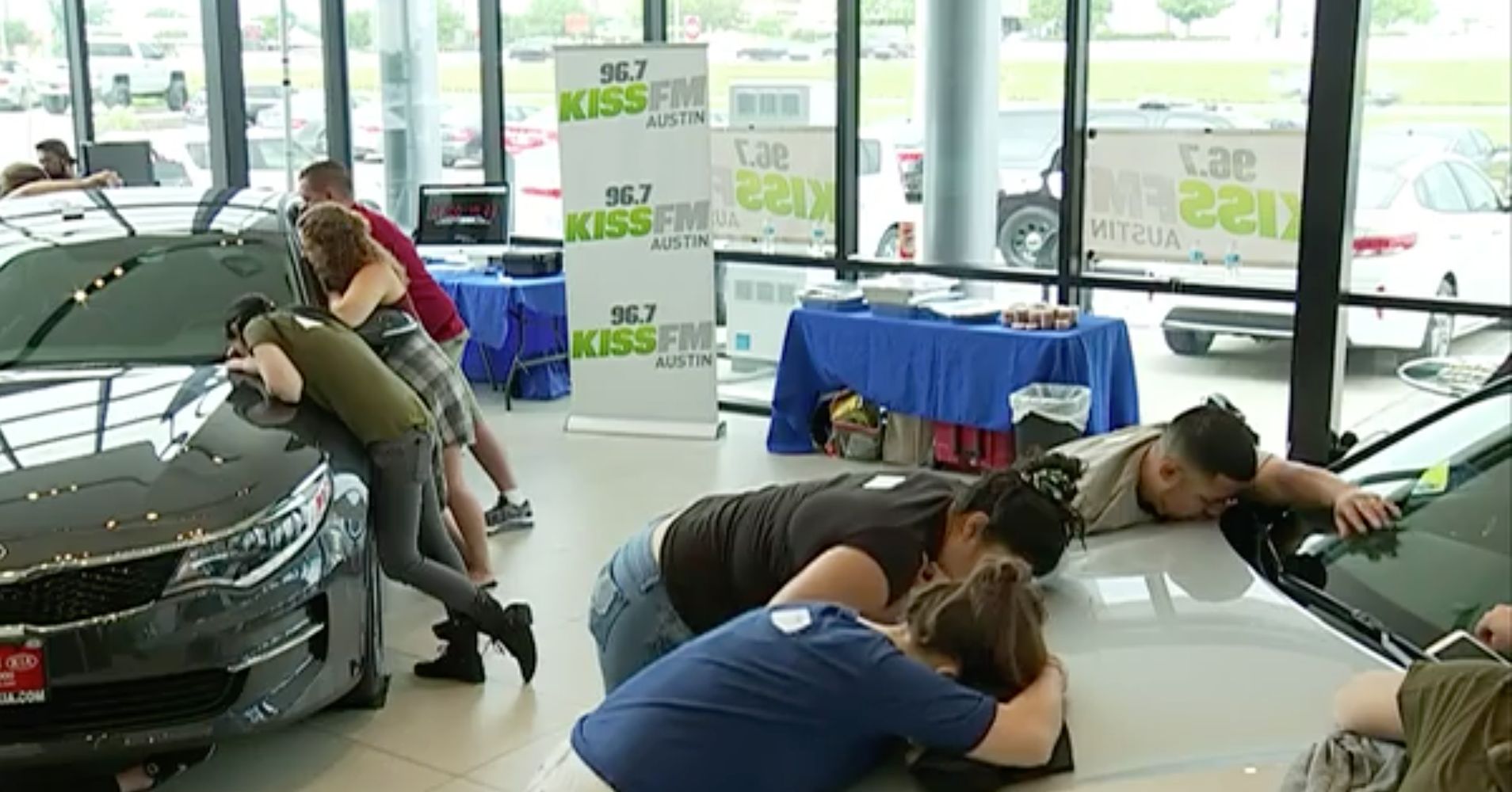 These People Are Locked In A 50-Hour Kissing Contest For A ...
