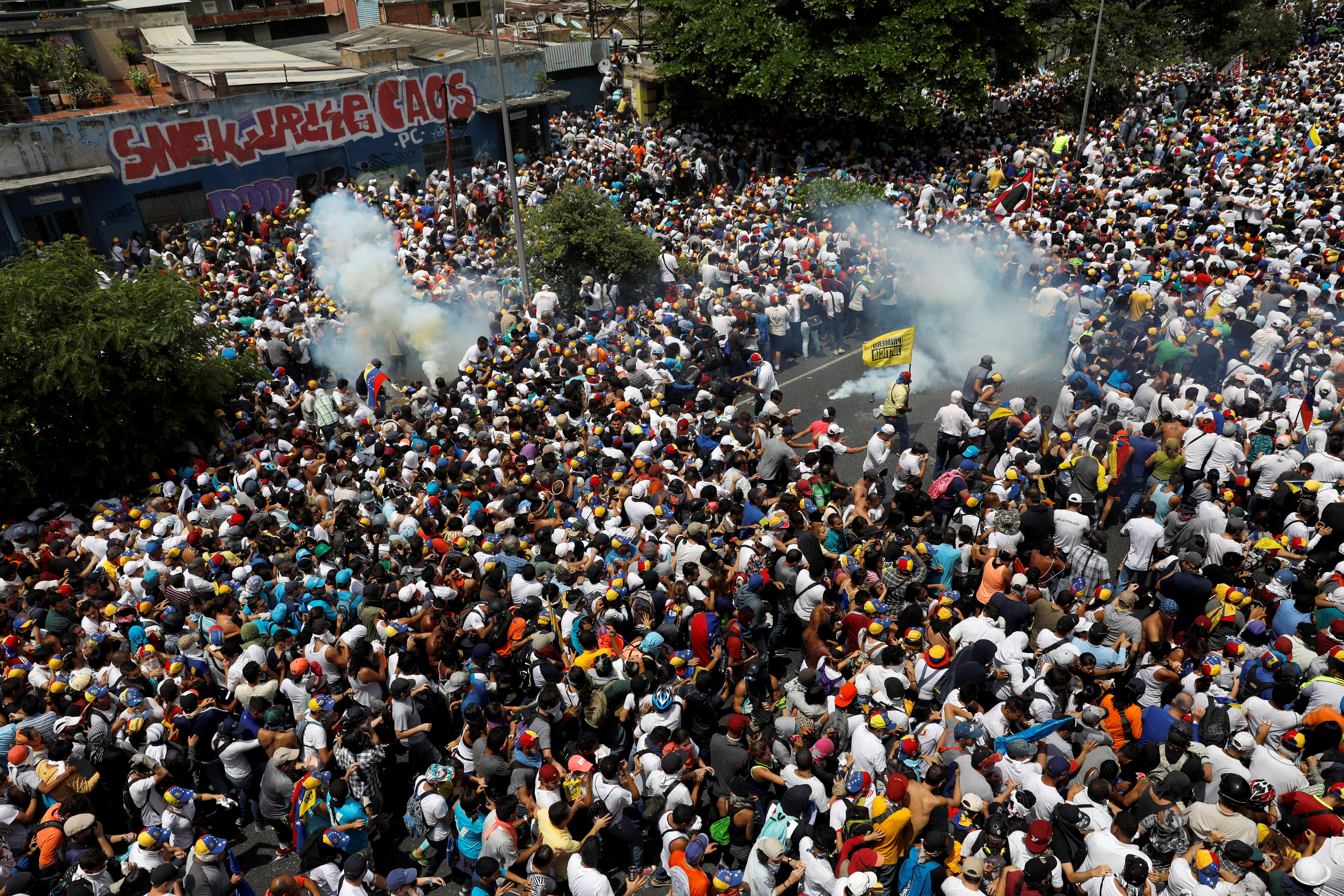 Mass Protests Against Venezuela's Maduro Leave 2 Students Dead | HuffPost